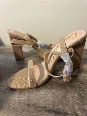 New Sz 11 - Women’s Tan Textured Block Heel Sandals